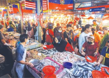ORANG ramai membeli barangan di pasar Chow Kit dengan harga barang naik didorong peningkatan permintaan. – GAMBAR HIASAN