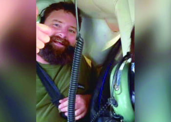 JAMES Bryant ketika menaiki helikopter untuk menyerah diri di balai polis. - AGENSI