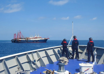 ANGGOTA pengawal pantai Filipina memantau kapal China di perairan Sabina, Laut China Selatan.-AFP