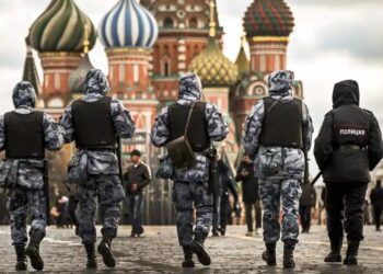 PENGAWAL Kebangsaan Russia yang dikenali sebagai Rosgvardia mengawal keadaan di Red Square, Moscow.-AFP