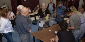 PENDUDUK mula mengundi di sebuah pusat pengundian di Adana semasa pusingan kedua pilihan raya presiden Turkiye. - AFP   