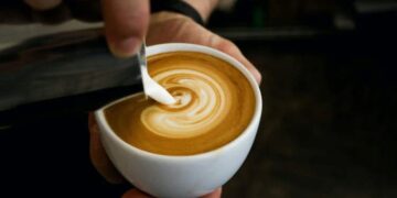 KAFE Coffee Smile merancang memperkenalkan latte yang mengandungi susu ibu. - AGENSI
