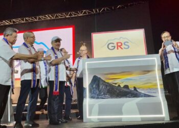HAJIJI Noor (tiga kiri) bersama pemimpin-pemimpin komponen GRS semasa Majlis Pelancaran GRS di Kota Kinabalu hari ini.