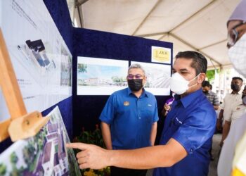 RADZI Jidin menyempurnakan Majlis Pecah Tanah Sekolah Kebangsaan Putrajaya Presint 8(3), Putrajaya.