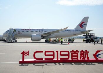 PESAWAT komersial buatan China, C91 berada di landasan Lapangan Terbang Hongqiao di Shanghai sebelum berlepas ke Beijing semalam.-AFP