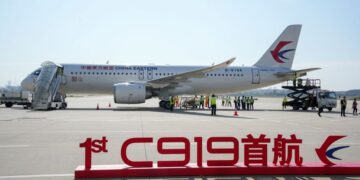 PESAWAT komersial buatan China, C91 berada di landasan Lapangan Terbang Hongqiao di Shanghai sebelum berlepas ke Beijing semalam.-AFP