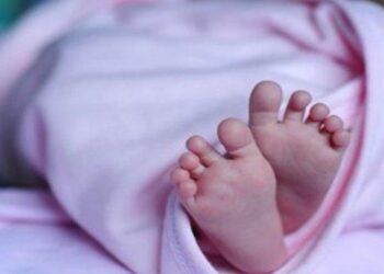 BAYI baru lahir terpaksa menjalani pembedahan membuang janin yang dikesan dalam perutnya di Hospital Besar WZ Johannes Kupang minggu lalu.-AGENSI