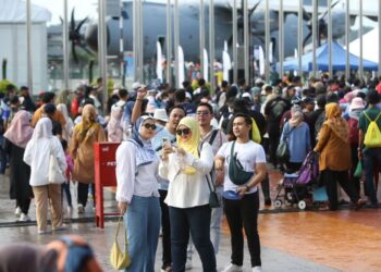 ORANG ramai mengunjungi acara LIMA ‘23 yang berlangsung selama lima hari di Pulau Langkawi. -UTUSAN/SHAHIR NOORDIN