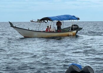 PEMANCING turut menggunakan khidmat sewa sampan fiber memancing di kawasan unjam laut Kelantan/Terengganu, hari ini.-UTUSAN/TOREK SULONG