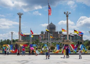 DATARAN Putrajaya tetap dikunjungi pengunjung sempena cuti sekolah dan keadaan cuaca dikatakan kembali seperti biasa. -UTUSAN/AMIR KHALID