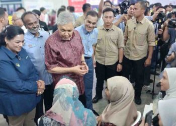 AHMAD Zahid Hamidi bersama peserta Karnival Kerjaya MyFutureJobs dan Skim Keselamatan Sosial Suri Rumah (SKSSR) 2023 Negeri Perak di Bagan Datuk hari ini. - UTUSAN/AIN SAFRE BIDIN