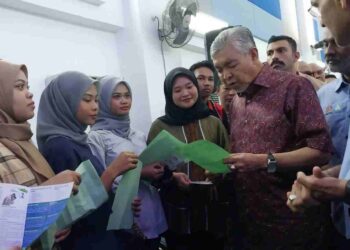 AHMAD Zahid Hamidi (kanan) bersama peserta Karnival Kerjaya MyFutureJobs dan Skim Keselamatan Sosial Suri Rumah (SKSSR) 2023 Negeri Perak di Bagan Datuk hari ini. - UTUSAN/AIN SAFRE BIDIN