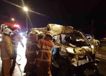 ANGGOTA bomba berusaha mengeluarkan yang tersepit di dalam van.