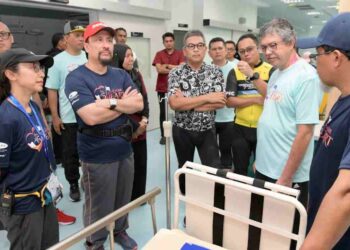 HASRI Samion (kanan) bersama Timbalan Ketua Pegawai Eksekutif IJN, Datuk Akmal Arief Mohamed Fauzi (dua dari kiri) meninjau kemudahan di Hospital Pengajar Universiti Sultan Zainal Abidin (HPUniSZA) di Kuala Nerus, semalam.