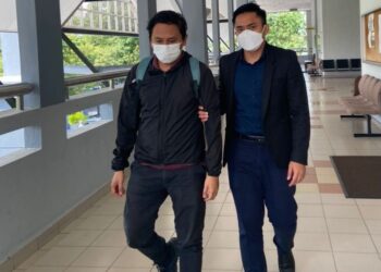 MOHD. Nor Afendi (kiri) dibawa ke Mahkamah Sesyen Seremban hari bagi didakwa atas pertuduhan meminta dan menerima rasuah, lima tahun lalu.