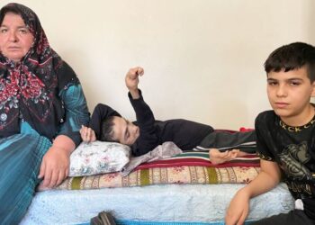AISHAH Yassin bersama Morshid Ghazi (tengah) yang menderita kecacatan fizikal sambil ditemani Abdul Halim di kediaman sewa mereka di Hosgor, Gaziantep, Syria. – FOTO/METRA SYAHRIL MOHAMED