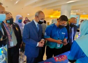 DZAFARULLAH Daud  (dua, kiri) melihat pameran ubat-ubatan dan produk pada Program Jelajah Scan, Sahih dan Selamat dekat MSU di Shah Alam, Selangor, hari ini.