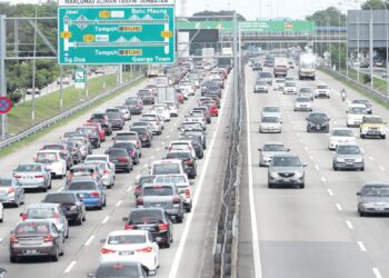 KELIHATAN aliran trafik dari Sungai Dua menghala ke Juru sesak di Lebuhraya Utara Selatan (PLUS) dekat Seberang Jaya.