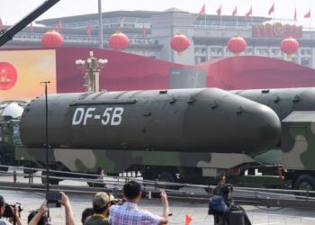 KENDERAAN tentera membawa peluru berpandu balistik antara benua DF-5B dipamerkan semasa perarakan ketenteraan sempena ulang tahun ke-70 pemerintahan Parti Komunis
China di Dataran Tiananmen, Beijing. – AFP