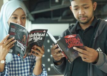 BUKU Koleksi Kisah Seram: Apabila Lampu Dipadam (kanan) terbitan Media Mulia Sdn. Bhd. harus dijadikan rujukan oleh generasi muda yang ingin mengetahui fenomena kewujudan entiti di alam lain. – UTUSAN/SHAHRIL AZMAN ZAIN