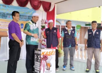 DR. Zaini Husin (kiri) mengiringi Dr. Izani Husin merasmikan Program Gotong-Royong Mega Cegah Denggi 1.0 Peringkat Negeri Kelantan di pekarangan Masjid Annur Kota Kubang Labu, Tumpat, Kelantan hari ini./ FOTO : ROHANA ISMAIL