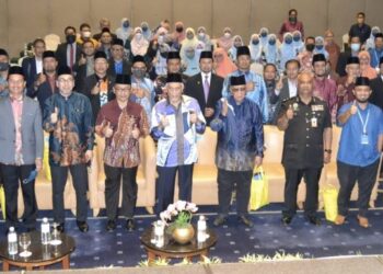 ABDUL Aziz Sheikh Abdul Kadir (baris depan, tengah) bersama peserta Konvensyen Perundangan Jenayah Syariah Negeri Sembilan Kali Ke-6 di Seremban semalam.-UTUSAN/ZAKKINA WATI AHMAD TARMIZI