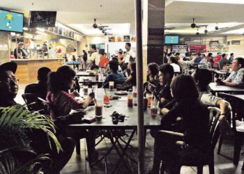PELBAGAI pihak berkepentingan khususnya persatuan dan pengusaha restoran menyuarakan kebimbangan larangan merokok dan vape kepada generasi GEG bakal menjejaskan perniagaan mereka. – GAMBAR HIASAN