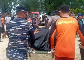 PASUKAN keselamatan mengusung jenazah Fakhrul Razi yang lemas ketika mandi sungai di Aceh, Indonesia. - AGENSI
