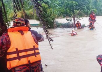 ANGGOTA bomba melakukan kerja-kerja menyelamat sebuah keluarga di Kampung Semanggar Dalam, Kota Tinggi, Johor yang terperangkap selepas rumah mereka dilanda banjir luar biasa.