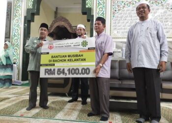 AHMAD Marzuk Shaary (tengah) menyaksikan penyerahan replika cek Sumbangan Musaadah Bencana daripada Yayasan Taqwa Majlis Agama Islam Wilayah Persekutuan di Masjid Mukim Ar-Rahman Kampung Repek, Bachok, Kelantan hari ini.UTUSAN/YATIMIN ABDULLAH
