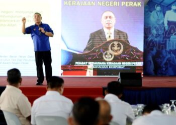 SAARANI Mohamad pada Program Mesra  Bersama Peneroka Felda Negeri Perak di Laman Seri Ridzuan di Ipoh hari ini. - UTUSAN/MUHAMAD NAZREEN SYAH MUSTHAFA