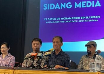 MOHAMADDIN Ketapi (dua kanan) bersama Larry Sng (dua kiri) dan Kamarazaman Yaakob (kanan) semasa sidang media di Kota Kinabalu hari ini.