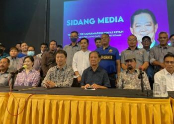 LARRY Sng (empat kanan) bersama Mohamaddin Ketapi (tiga kanan) semasa sidang media di Kota Kinabalu hari ini.