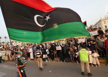 PENDUDUK Libya berhimpun untuk menyatakan sokongan kepada kerajaan perpaduan di Martyrs’ Square di Tripoli. – AFP