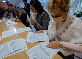AHLI jawatankuasa pemilihan mengira kertas undi di stesen pengundian di Donetsk, Ukraine. -AGENSI