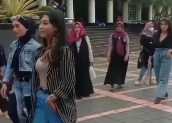 SEKUMPULAN anak muda dilihat memperagakan pakaian di pekarangan Masjid Agung Ciamis, Jawa Barat.-TIKTOK