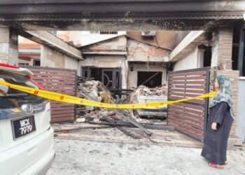 LILIWATI Kaharudin melihat rumahnya yang terbakar dalam kejadian di Taman Angkasa Nuri, Alor Gajah, Melaka.