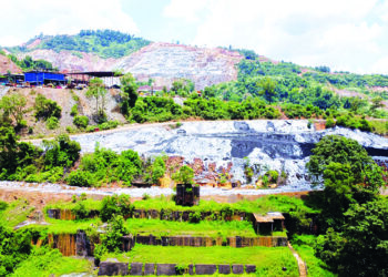 AKTIVITI perlombongan bijih besi didakwa dilakukan secara tidak terkawal di Bukit Besi, Dungun, Terengganu. – UTUSAN/PUQTRA HAIRRY ROSLI