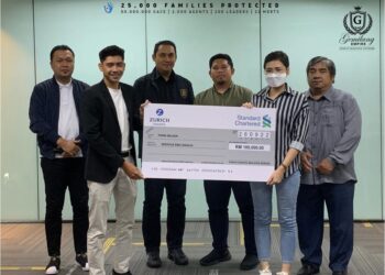 FIONA Wilson (dua dari kanan) menerima pampasan RM100,000 dari Zurich Takaful dalam satu majlis di Kuching, Sarawak.