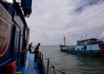 PIHAK berkuasa Indonesia menumpaskan penyeludupan 50 juta batang rokok di perairan Berakit, Bintau, Kepulauan Riau. - AGENSI