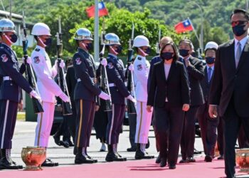 PRESIDEN Tsai Ingwen menghadiri majlis perasmian Ta Chiang Corvette di pangkalan tentera laut di Yilan pada bulan lalu. - AFP