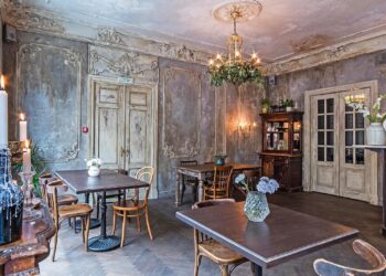 REKA BENTUK restoran Le Courage yang kelihatan seperti rumah agam usang. - AGENSI