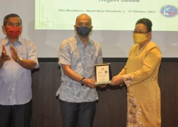 MOHAMMAD Arif (tengah) menyampaikan cenderamata kepada Mistirine Radin (kanan) pada majlis makan malam bersama focal person Kementerian Pendidikan Negeri Sabah, di di Kota Kinabalu semalam