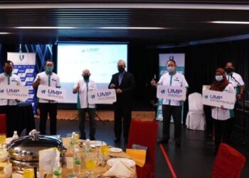 ABDUL AZIZ Abdul Rahman (empat,kiri) bersama Syed Mohamad Hamzah Al Junid (tiga dari kiri) dalam Majlis Perasmian logo terbaharu Kumpulan UMP Holdings di Hotel Zenith di Kuantan, Pahang.