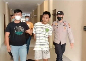 SUSPEK ditahan polis dan bakal menjalani pemeriksaan kesihatan mental. - AGENSI