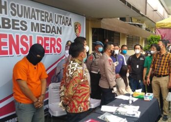 SUSPEK (baju oren) dan mangsa ketika menghadiri sidang akhbar polis di Medan, Sumatera Utara. - AGENSI