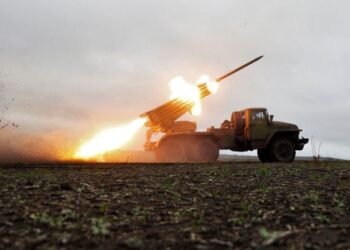 PELANCAR roket jenis BM-21 Grad milik tentera Ukraine membedil kedudukan tentera Russia berhampiran Bakhmut, wilayah Donetsk. - AFP  