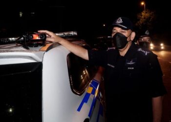 MIOR Faridalathrash Wahid menunjukan kamera sistem iCOPS dalam sekatan jalan raya di Jalan Perpaduan dalam Op Cegah Jenayah Khas Kontinjen Perak di Ipoh semalam. - UTUSAN/ZULFACHRI ZULKIFLI