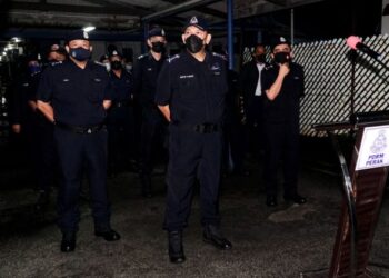 MIOR Faridalathrash Wahid (tengah) pada pelancaran Op Cegah Jenayah Khas Kontinjen Perak di Ipoh semalam. - UTUSAN/ZULFACHRI ZULKIFLI