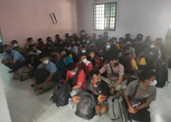 SEMUA warga asing yang ditahan PGA di Kampung Sungai Terap, Tanjong Karang, Selangor, semalam.
